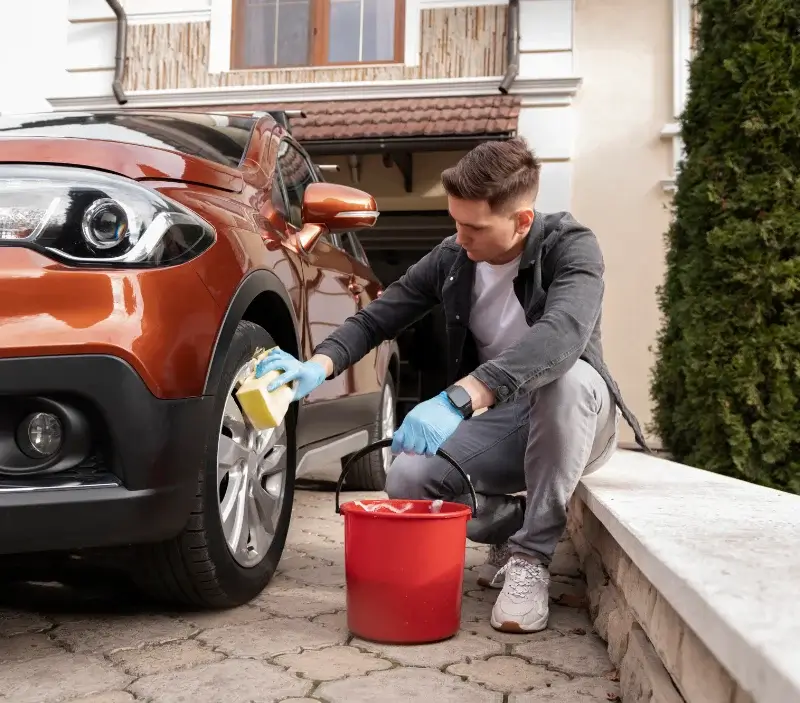 Lavage auto à domicile Montaigut-en-Combraille : professionnel intervenant sur un véhicule